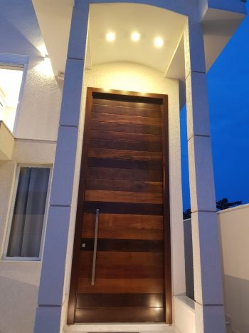 Porta pivotante de lambril de Imbuia com bandeira superior fixa seguindo o mesmo modelo da porta - Imagem 3