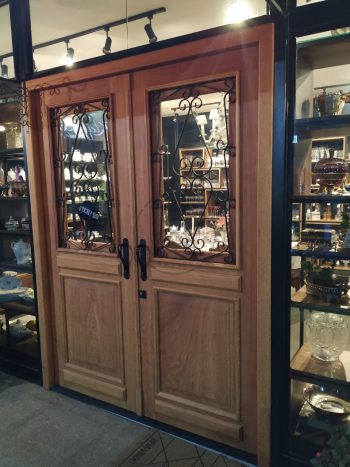 Porta com sistema de abertura dupla feita em madeira maciça com grades decorativas de ferro - Imagem 3