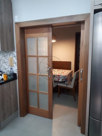 Porta com sistema de correr embutido em madeira maciça com visores de vidro - Imagem 3
