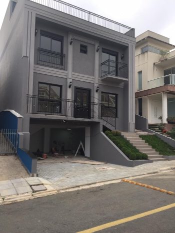 Porta pivotante com revestimento em MDF com grades, molduras e pintura laca preto acetinado - Imagem 4