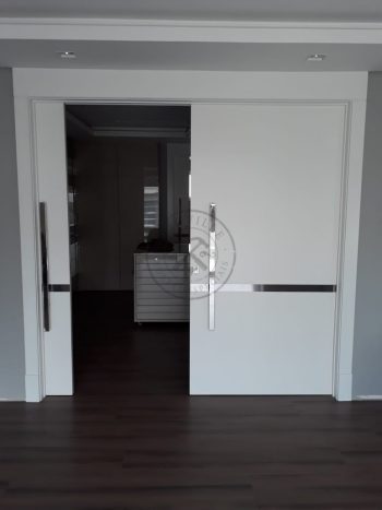 Porta com sistema de correr embutido, sendo duas folhas móveis com detalhe de Inox para um excelente acabamento - Imagem 4