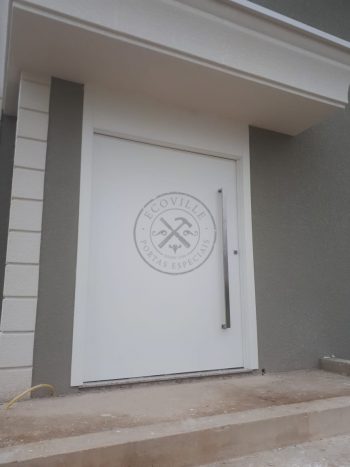 Porta pivotante com revestimento em MDF e pintura laca branco acetinado - Imagem 3