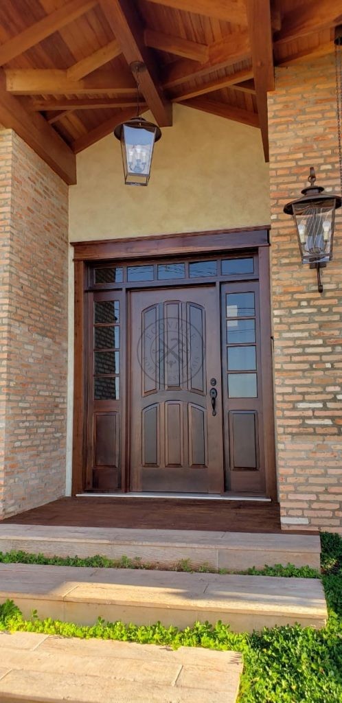 Porta especial com portais laterais e bandeira, com pintura verniz P.U acetinado