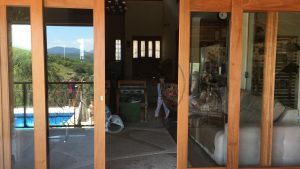 Porta com sistema de correr embutido 4 folhas, bandeira superior fixa com vidro panorâmico, sob medida - Imagem 3