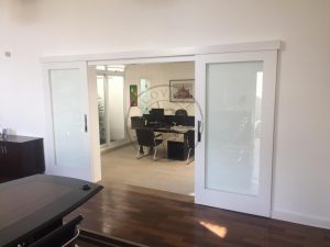 Porta com sistema de correr embutido, vidro panorâmico incolor, sendo duas folhas móveis - Imagem 3