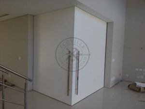 Porta com sistema de correr embutido na laje, medida especial e fechamento central - Imagem 2