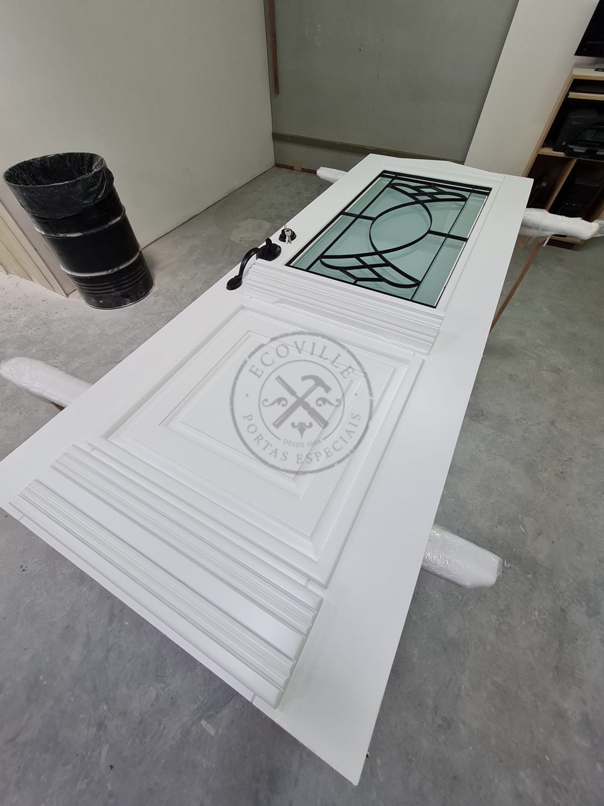 02-4-scaled-4 Porta especial com grade e vidro - Imagem 2