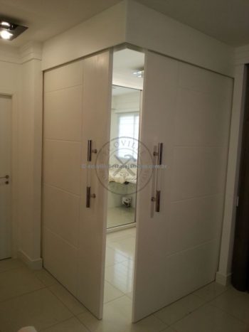 Porta de correr sob medida com abertura dupla fechamento central - Imagem 3