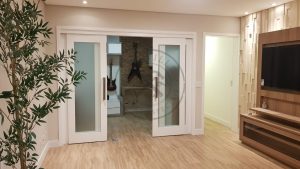 Porta com sistema de correr embutido com 4 folhas com vidro panorâmico - Imagem 2
