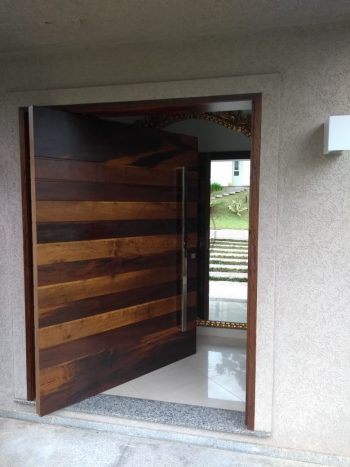 Porta pivotante de Lambril de Imbuia com estrutura de aço no interior para não empenar 8 cm de espessura - Imagem 3