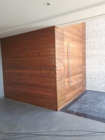 Porta pivotante lambril maciço com painéis alinhado com a porta - Imagem 3