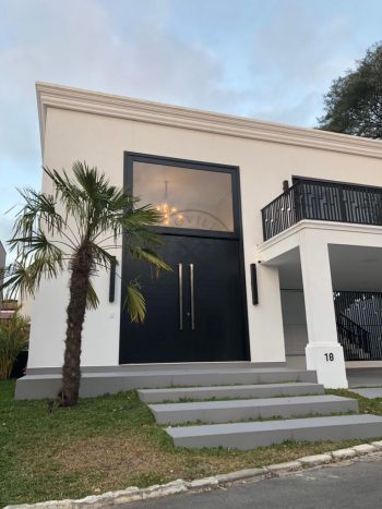 Porta pivotante em ACM preto carbono com almofadas e sistema de abertura dupla com bandeira superior de vidro temperado - Imagem 3