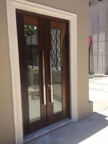 Porta com sistema de abertura dupla maciça de Imbuia com vidro temperado 10 mm - Imagem 3