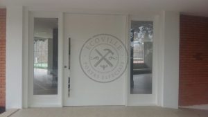 Porta pivotante com revestimento em MDF e pintura laca P.U branco acetinado - Imagem 3