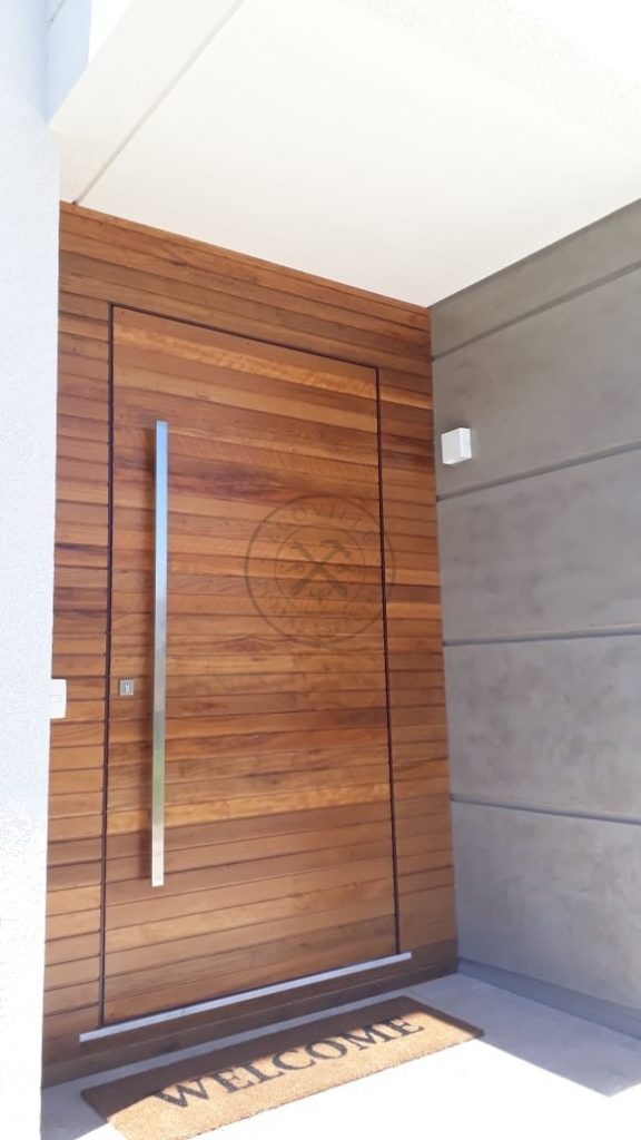 Porta pivotante com bandeira e painéis fixos de Lambril de Cedro - Imagem 2