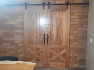 Porta com sistema de correr aparente modelo celeiro - Imagem 2