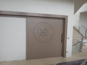 Porta de correr com estrutura de ferro no interior, pintura especial laca P.U (Sayerlack) - Imagem 3