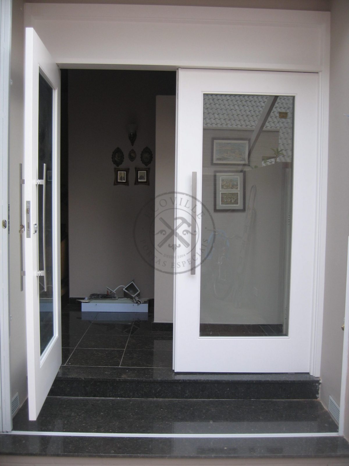 Porta pivotante com revestimento em MDF, sistema de abertura dupla e pintura laca P.U branco acetinado - Imagem 3