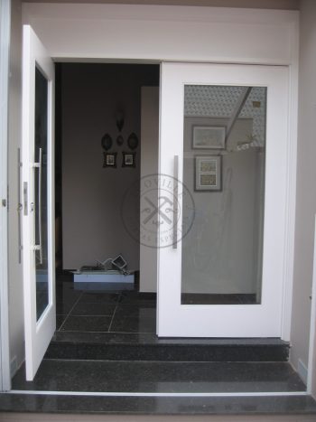 Porta pivotante com revestimento em MDF, sistema de abertura dupla e pintura laca P.U branco acetinado - Imagem 3