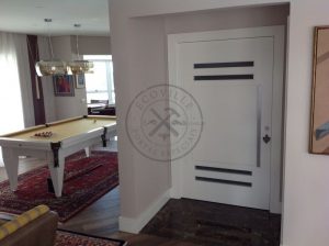 Porta pivotante com revestimento em MDF e pintura laca P.U branco acetinado