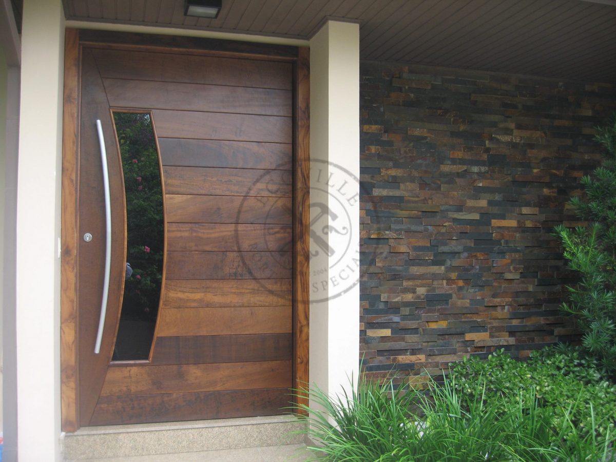 Porta pivotante reforçada com metalon de ferro no interior, revestido com lambril de imbuia, visor de vidro fumê - Imagem 3