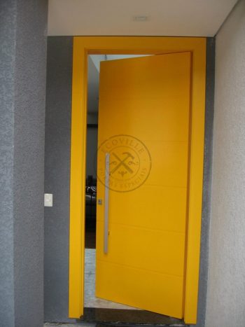 Porta pivotante com revestimento em MDF, frisos horizontais e pintura laca P.U amarelo acetinado - Imagem 3