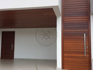 Porta pivotante de madeira de Imbuia com bandeira superior. Medida especial - Imagem 3