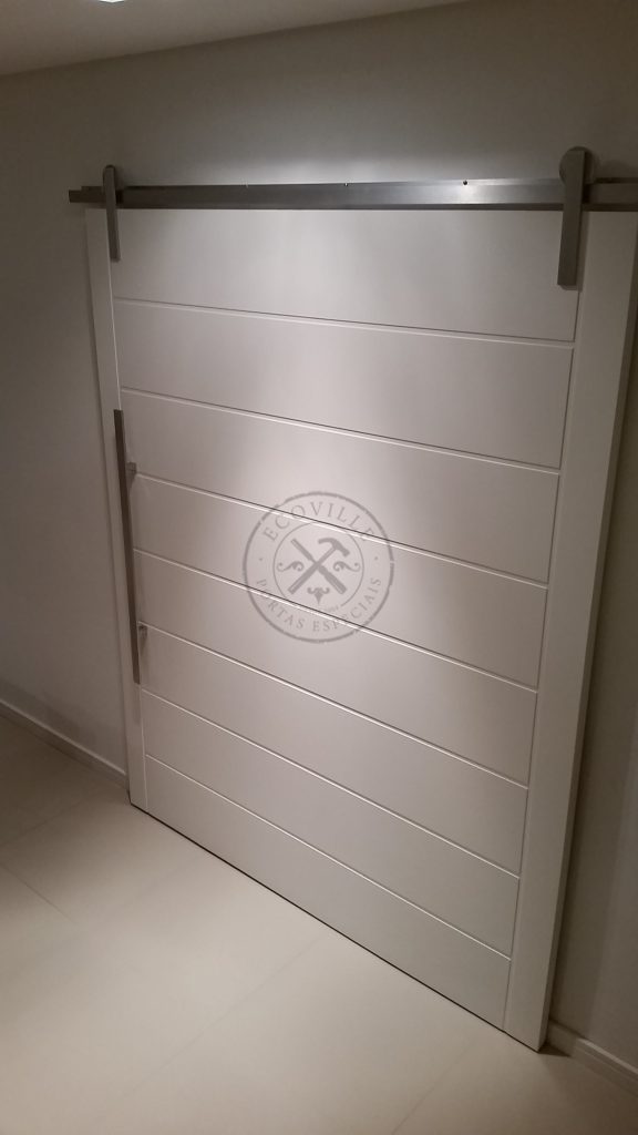 Porta de correr com trilho aparente, pintura de laca P.U branco acetinado (Sayerlack) - Imagem 3