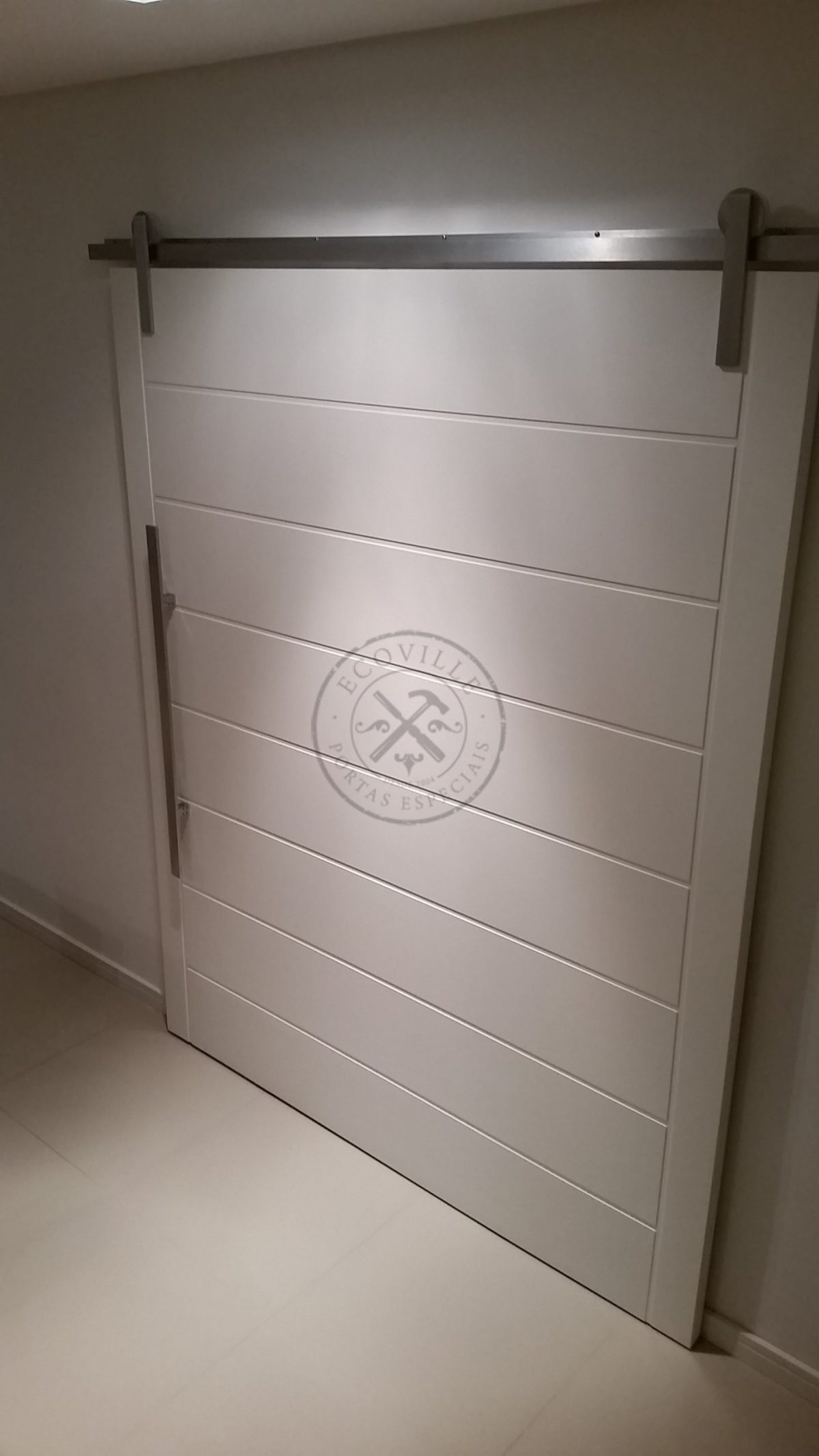 Porta de correr com trilho aparente, pintura de laca P.U branco acetinado (Sayerlack) - Imagem 3