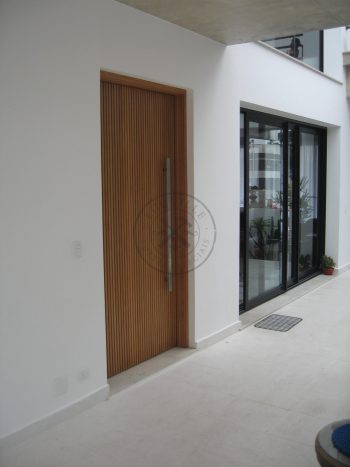 Porta pivotante ripada vertical com pintura de verniz P.U acetinado (Sayerlack) - Imagem 3