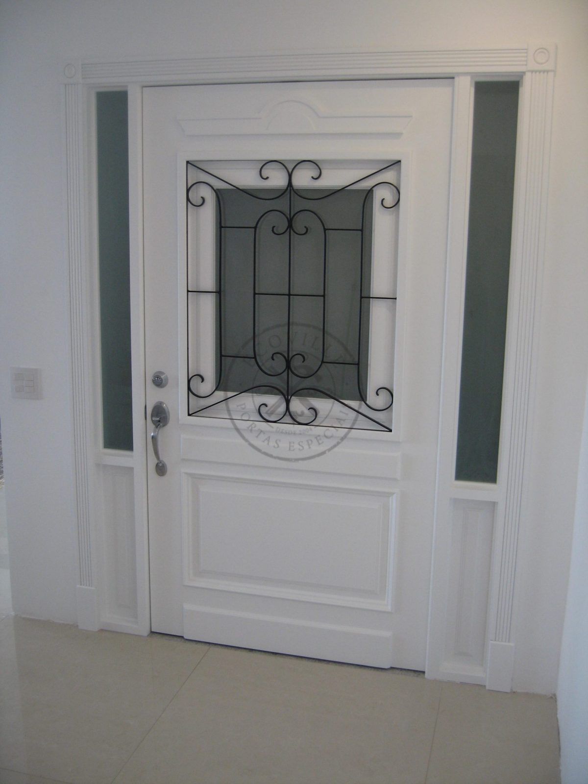 025-2 Porta pivotante com revestimento em MDF e pintura em laca P.U branco acetinado - Imagem 1