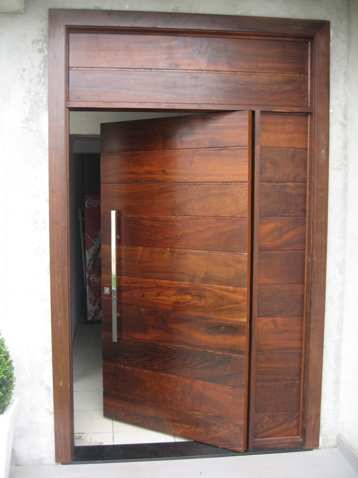 025-5 Porta pivotante com estrutura de ferro no interior, revestido com Lambril de Imbuia - Imagem 1