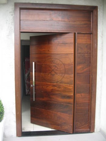 Porta pivotante com estrutura de ferro no interior, revestido com Lambril de Imbuia - Imagem 3