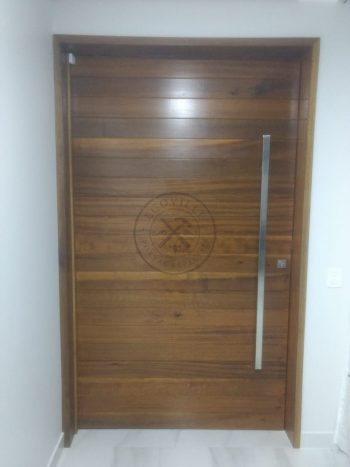 Porta pivotante com estrutura de aço no interior para não empenar, bandeira superior fixa, seguindo o mesmo modelo da porta - Imagem 4