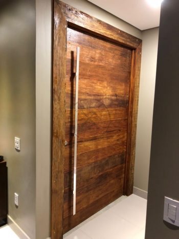 Porta pivotante em madeira maciça de demolição com pintura em verniz - Imagem 4