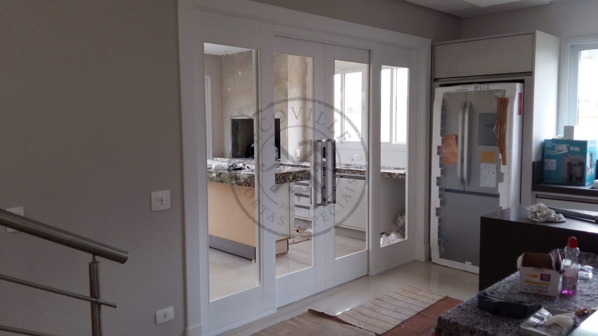 Porta de correr com sistema embutido sendo com quatro folhas - Imagem 4