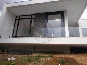 Porta pivotante em madeira maciça com visor de vidro incolor e panorâmico com 10 milímetros - Imagem 3