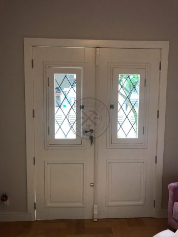 Porta com sistema de abertura dupla com grade de ferro especial - Imagem 3