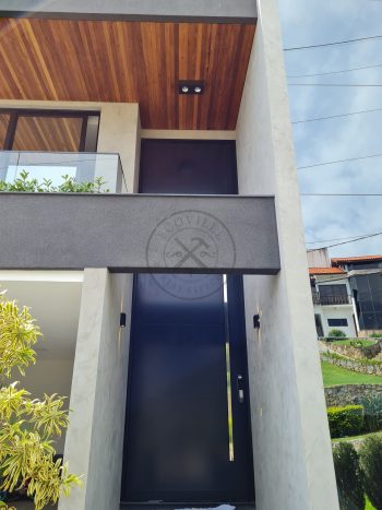Porta pivotante em ACM preto carbono com borda e frisos horizontais e dupla vedação - Imagem 3