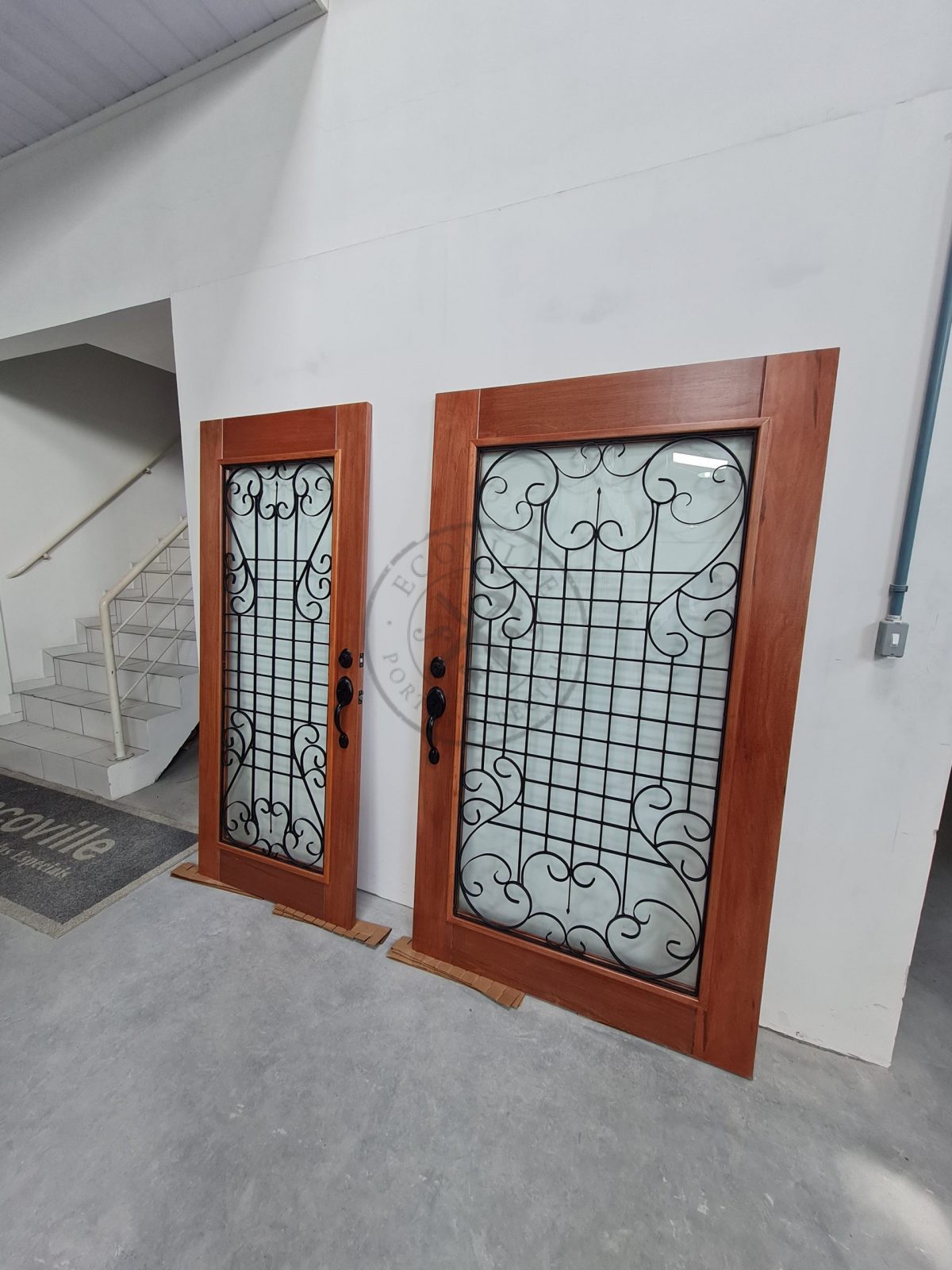 03-1-scaled-4 Porta pivotante em madeira maciça com grade de ferro e vidro jateado 10 milímetros. - Imagem 2