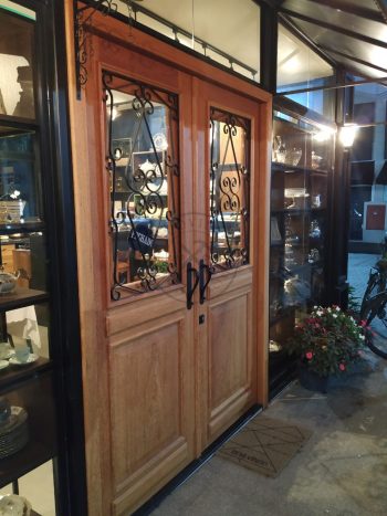 Porta com sistema de abertura dupla feita em madeira maciça com grades decorativas de ferro - Imagem 4