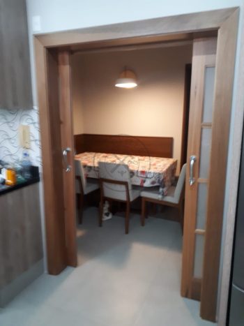 Porta com sistema de correr embutido em madeira maciça com visores de vidro - Imagem 4