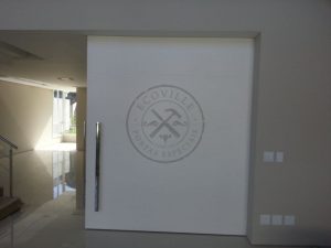 Porta com sistema de correr embutido na laje, medida especial e fechamento central - Imagem 3