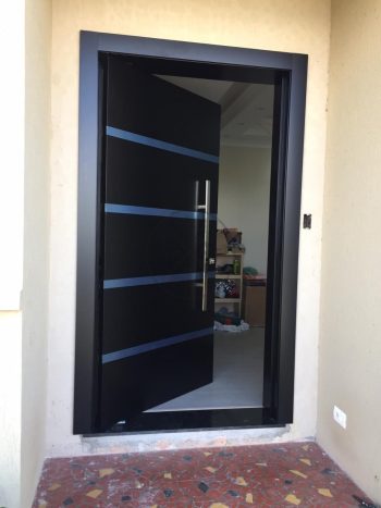 Porta pivotante com revestimento em MDF, frisos com acabamentos em inox e pintura laca preto acetinado - Imagem 3