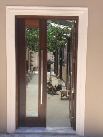 Porta com sistema de abertura dupla maciça de Imbuia com vidro temperado 10 mm - Imagem 4