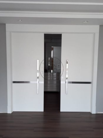Porta com sistema de correr embutido, sendo duas folhas móveis com detalhe de Inox para um excelente acabamento - Imagem 5