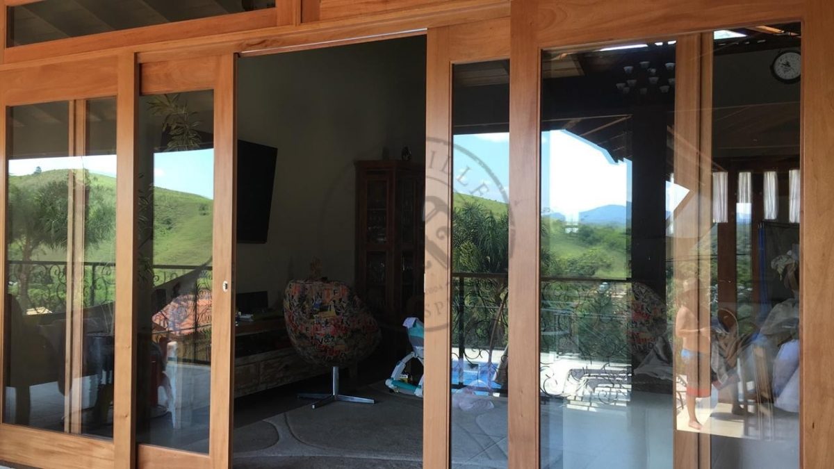 Porta com sistema de correr embutido 4 folhas, bandeira superior fixa com vidro panorâmico, sob medida - Imagem 4