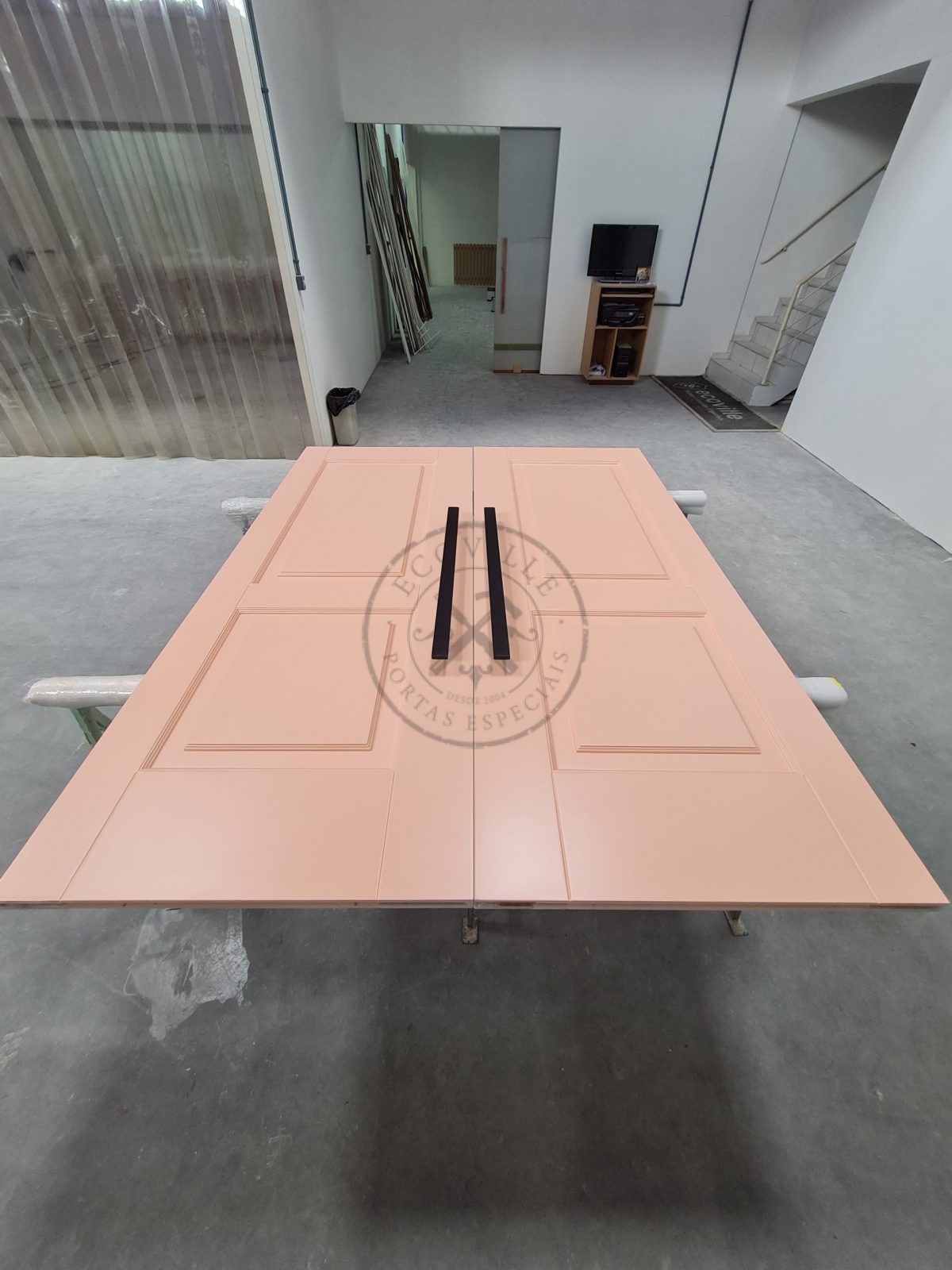 03-2-scaled-4 Porta com sistema de correr embutido com pintura laca rosa acetinado - Imagem 1