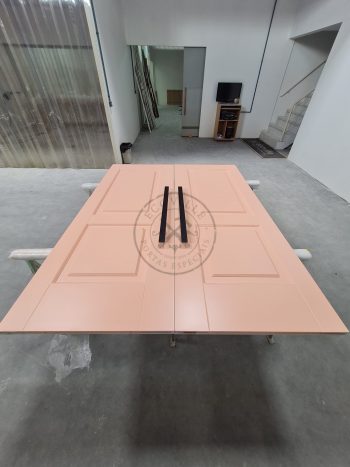 Porta com sistema de correr embutido com pintura laca rosa acetinado - Imagem 3