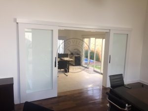 Porta com sistema de correr embutido, vidro panorâmico incolor, sendo duas folhas móveis - Imagem 4